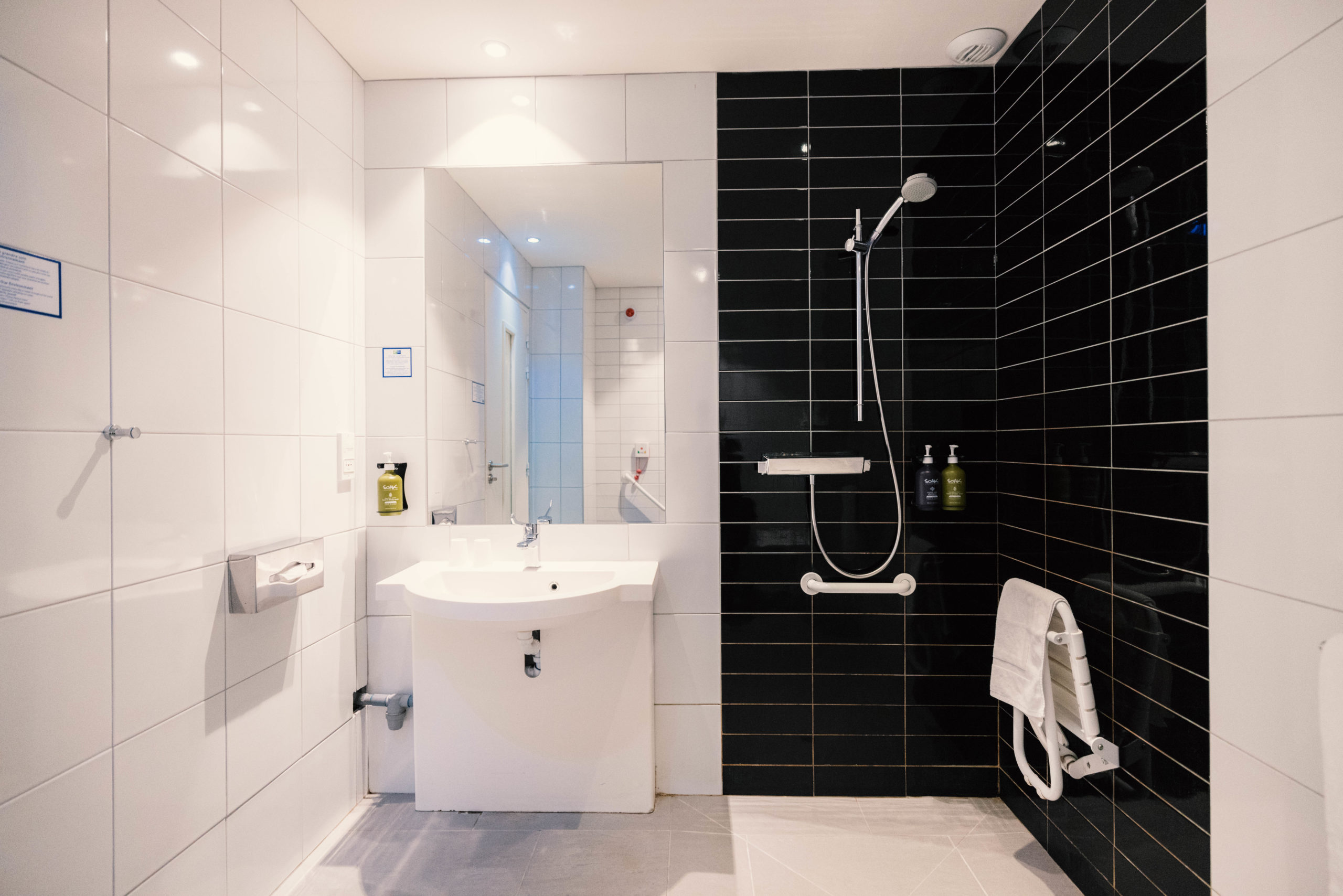 Salle de bain PMR adaptée & accessible - Holiday Inn Express Lille