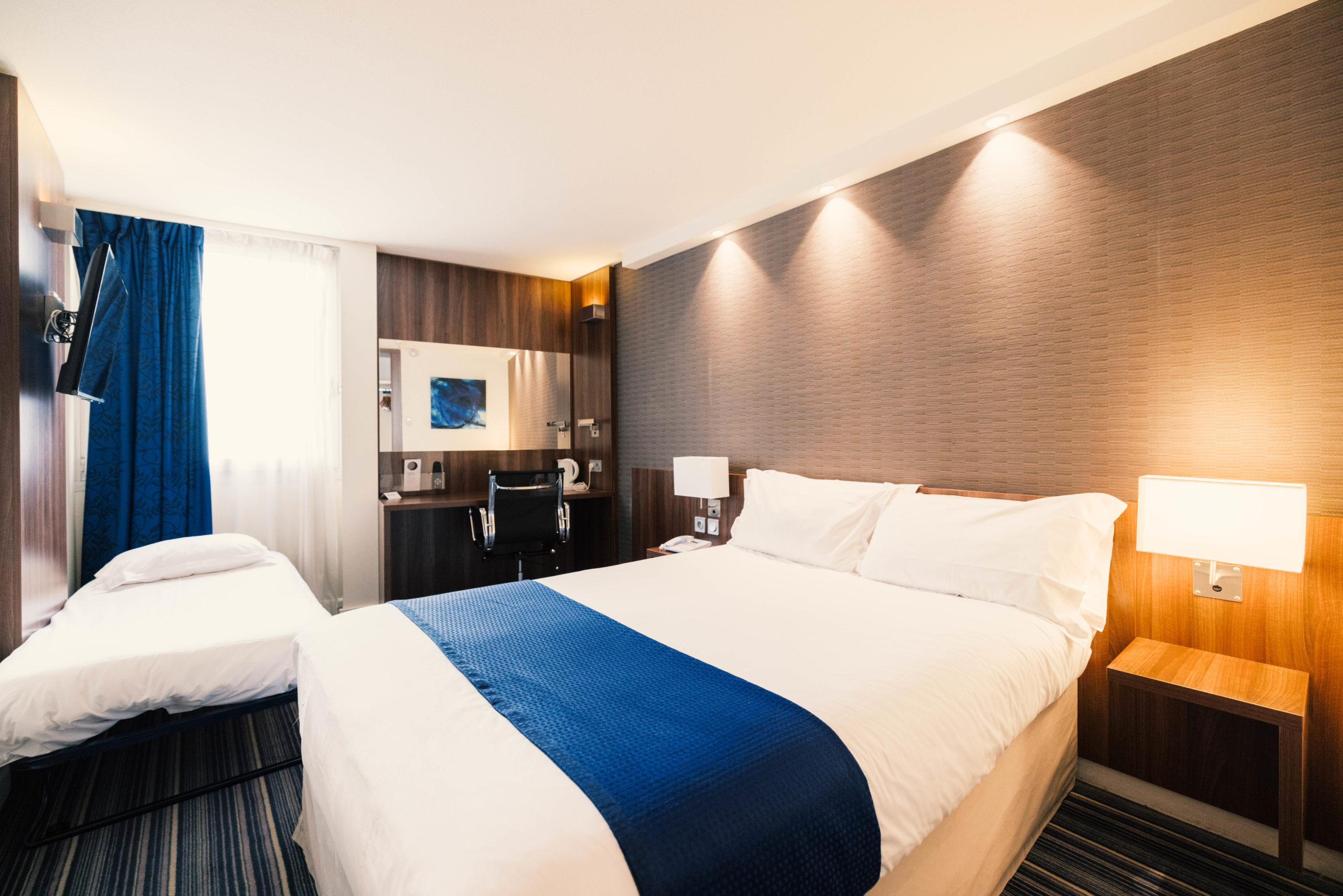 Holiday Inn Express Lille Chambre double standard et lit d'appoint - chambre familiale